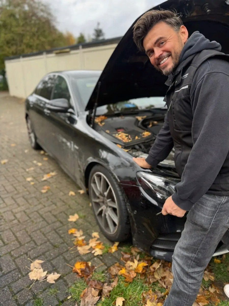 Kfz Gutachter für Meerbusch: Carsten Heiken bei der Fahrzeugbegutachtung