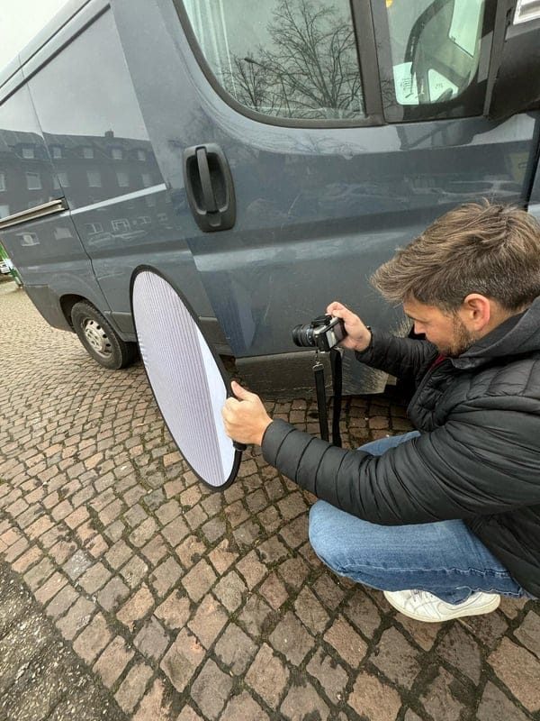 Dokumentation eines Unfallschadens für das Schadengutachten in Meerbusch