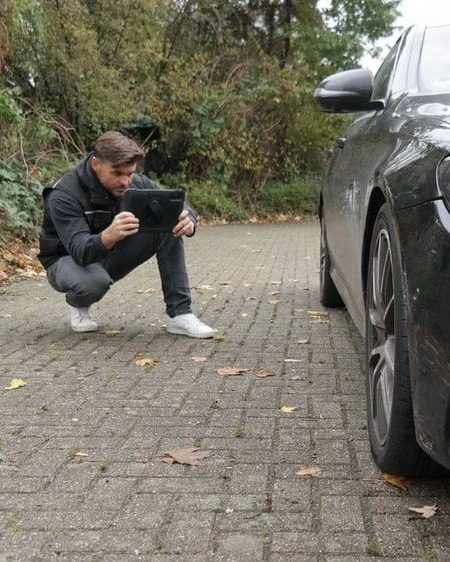 Carsten Heiken fotografiert ein Fahrzeug bei der Besichtigung in Meerbusch