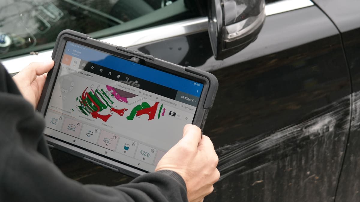 Kfz Gutachter Meerbusch: Schadenaufnahme mit dem Tablet
